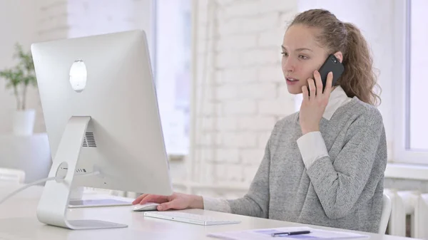 Giovane donna latina che parla su smartphone — Foto Stock