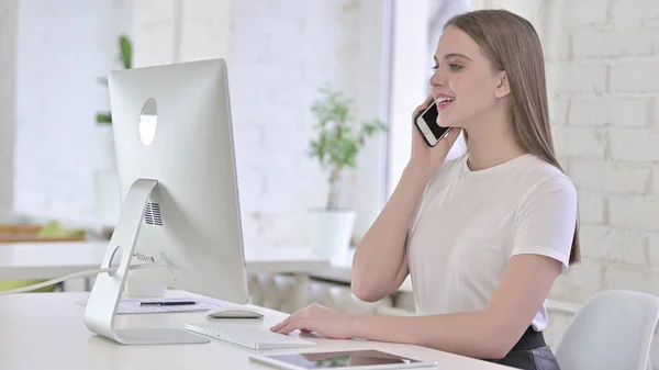 Felice Giovane Donna Parlando su Smart Phone in ufficio — Foto Stock