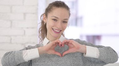 Kalp Şeklini Yapan Genç Latin Kadın Portresi