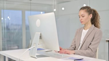 Ofisteki Masaüstünde Çalışan Ciddi Genç İş Kadını