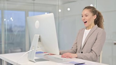 Görevdeki Başarıyı Kutlayan Genç İş Kadını 