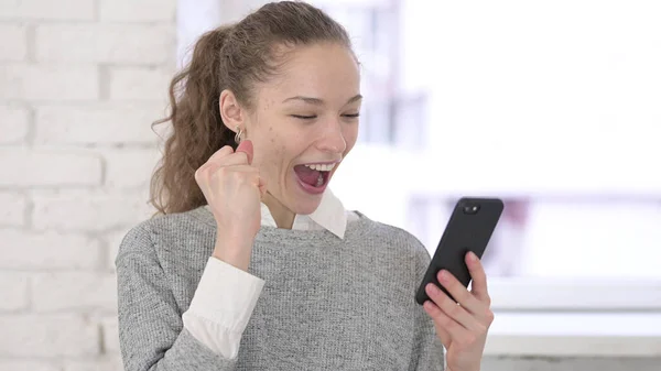 Retrato de una joven latina celebrando el éxito en Smartphone — Foto de Stock