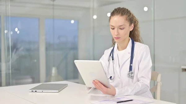 Ung kvinnlig läkare som använder Tablet in Office — Stockfoto