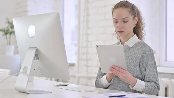 Giovane donna latina che utilizza Tablet in Ufficio moderno — Foto Stock