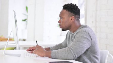 Ofiste Masaüstünde Çalışan Genç Afrikalı Adam