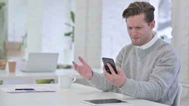 Akıllı Telefondaki Başarısızlığa Tepki Veren Yaratıcı Genç Adam