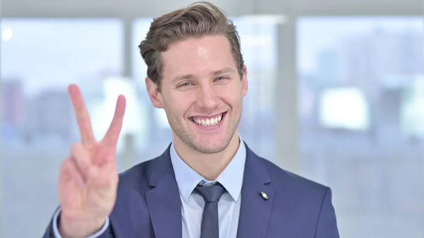 Portret van een succesvolle jonge zakenman met Victory Sign — Stockfoto