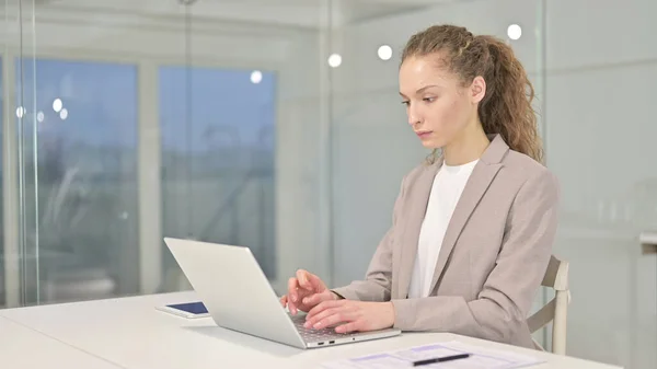 Giovane donna d'affari che lavora sul computer portatile in ufficio — Foto Stock