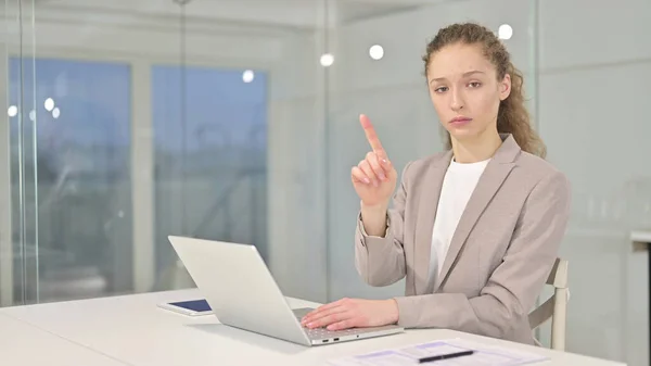 Joven Empresaria diciendo No por Dedo en la Oficina — Foto de Stock