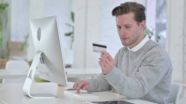 Odaklanmış Genç Adam Çevrimiçi Masaüstüne Ödeme Yapıyor