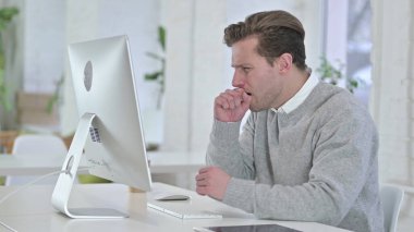 Masaüstünde Öksüren Genç Adam, Öksürük