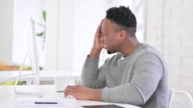 Baş Ağrısı Olan Yorgun Afrikalı Adam Masaüstünde Çalışıyor