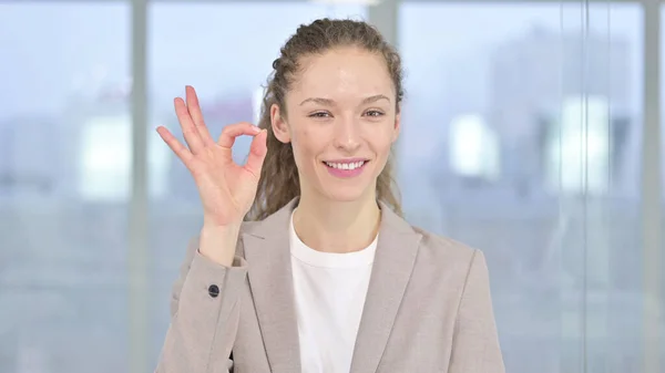 Portret wesołej młodej bizneswoman robi Ok Sign — Zdjęcie stockowe