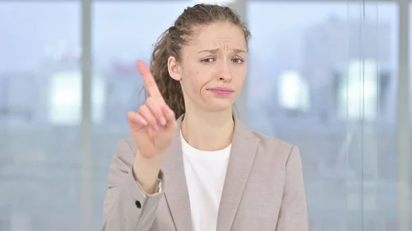 Porträt einer jungen Geschäftsfrau, die mit dem Finger Nein sagt — Stockfoto