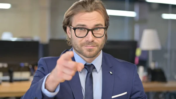 Retrato del hombre de negocios señalando con el dedo e invitando — Foto de Stock