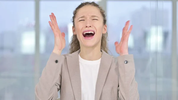 Retrato de la joven empresaria enojada gritando y gritando — Foto de Stock