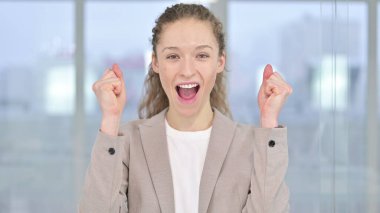 Genç İş kadınının Portresi Başarı Kutlaması, Kazanma