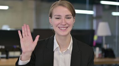 El sallayan Güzel Genç İş kadınının Portresi