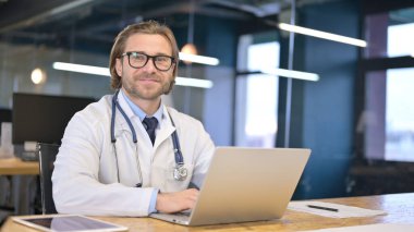 Mutlu Doktor Gülümseyen ve Klinikteki Kameraya Bakan