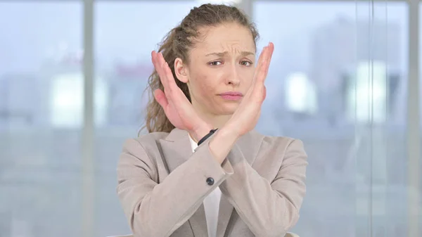 Unsympathische junge Geschäftsfrau sagt per Handgeste Nein — Stockfoto