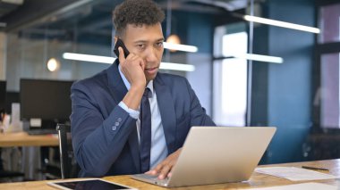 Ciddi Genç İş Adamı Ofiste Akıllı Telefonla Konuşuyor