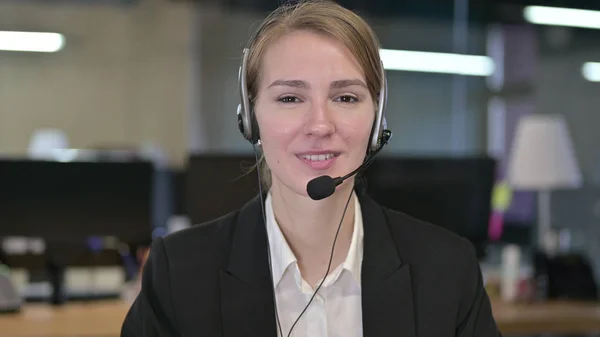 Portret młodej bizneswoman Czat video z słuchawkami — Zdjęcie stockowe