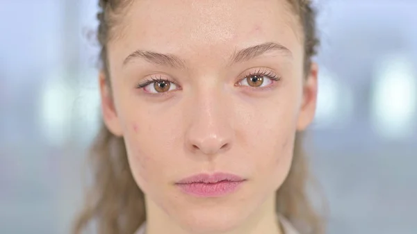 Gros plan de la jeune femme sérieuse regardant la caméra — Photo