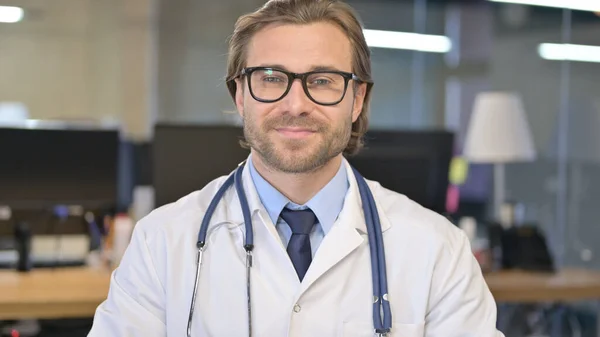 Portret wesołego lekarza uśmiechniętego do kamery — Zdjęcie stockowe