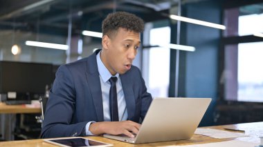 Genç İşadamı Ofiste Şok Oldu