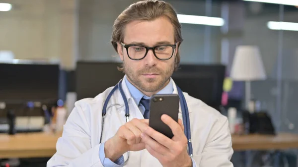 Porträtt av läkare Använda smartphone för Internet — Stockfoto