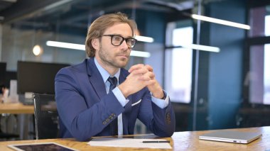 Düşünceli İşadamı Yeni Bir Fikir Düşünüyor, İş yerinde Beyin Fırtınası