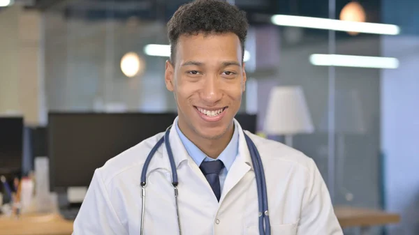 Portrait of Smiling Young Doctor Looking at Camera — Stock Photo, Image