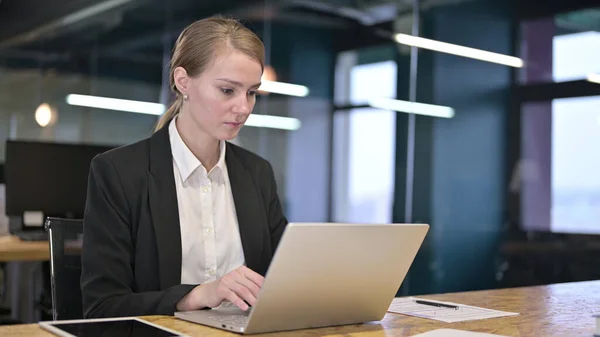 Giovane donna d'affari che lavora sul computer portatile in ufficio — Foto Stock