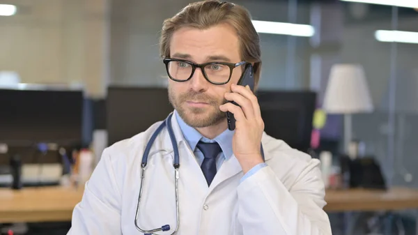 Portrait of Doctor Talking on Smartphone — Stock Photo, Image