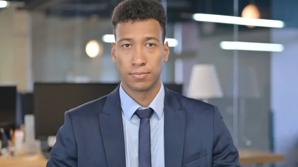 Portret młodego biznesmena patrzącego w kamerę — Zdjęcie stockowe