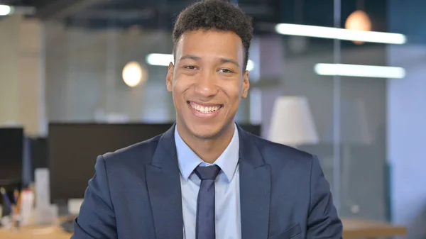 Sí por sonriente joven empresaria en el cargo — Foto de Stock