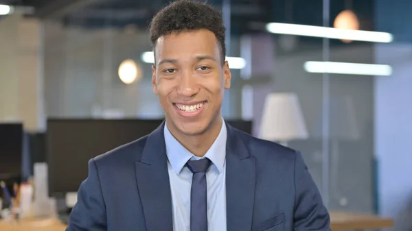 Portret uśmiechniętego młodego biznesmena patrzącego w kamerę — Zdjęcie stockowe