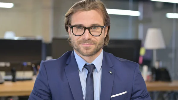 Retrato del hombre de negocios diciendo que sí con el cartel principal — Foto de Stock