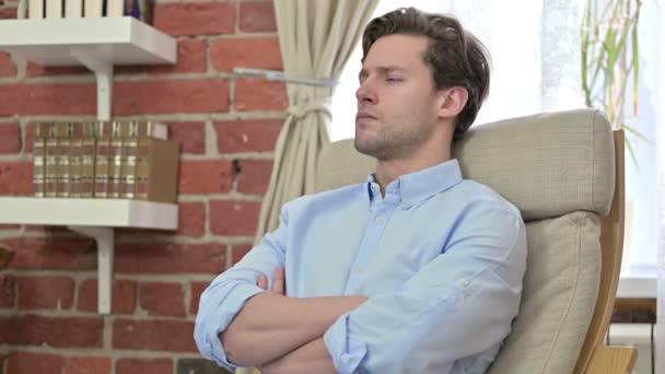 Young Man Thinking of new Idea in Office — Stock Video