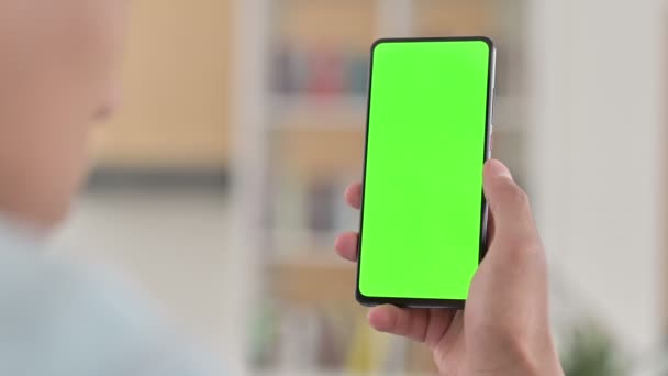 Chroma κλειδί, νεαρός Αφροαμερικανός άνθρωπος χρησιμοποιώντας την πράσινη οθόνη Smartphone — Αρχείο Βίντεο