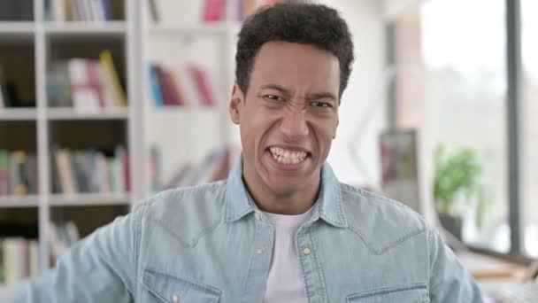 Emocionado joven afroamericano celebrando el éxito, ganando — Vídeos de Stock