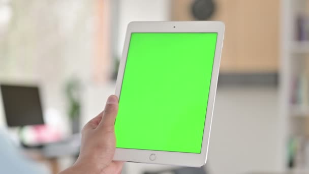 Chroma Key, Achteraanzicht van de jonge Afro-Amerikaanse man met behulp van Tablet — Stockvideo