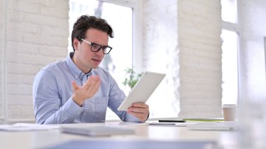 Tabletteki Başarısızlığa Tepki Veren Çalışan Genç Adam Şok Oldu