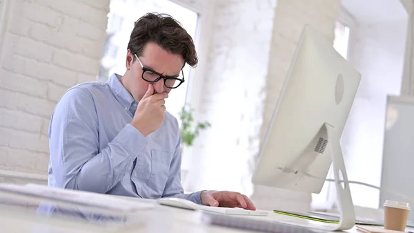 Malade de travail Jeune homme tousse dans le bureau moderne — Photo