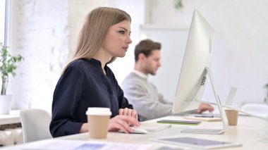 Modern Ofiste Masaüstünde Çalışan Yaratıcı Kadın