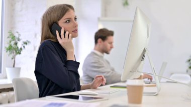 Ofiste Akıllı Telefondan Konuşan Mutlu Yaratıcı Kadın