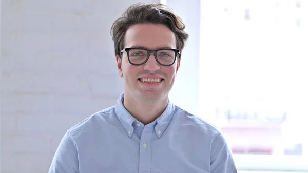 Portrait of Smiling Young Man Looking at the Camera — 스톡 사진