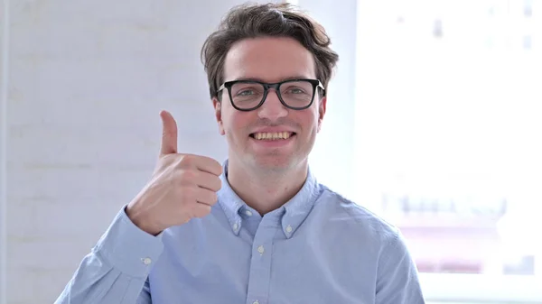 Portrait of Cheerful Young Man showing Thumbs Up — Stock Photo, Image