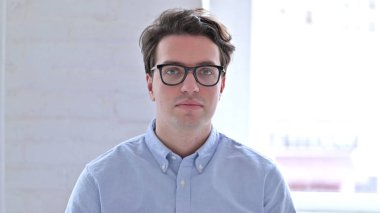 Kameraya bakan genç adamın portresi.