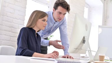 Genç Yaratıcı Ekip Masaüstünü Kullanıyor ve Kameraya Gülümsüyor